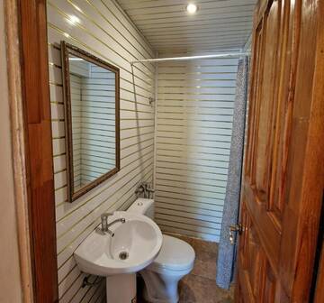 Фото номера Бюджетный трехместный номер Гостиница Анастасия г. Туапсе 3