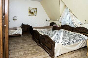 Фото номера Номер улучшенный с 4 односпальными кроватями Гостиница Олимп г. Туапсе 2